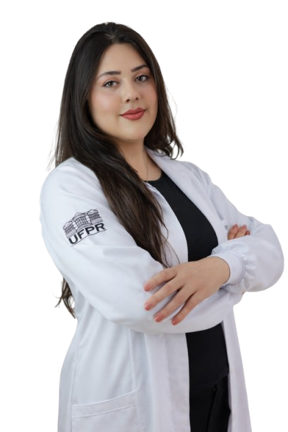 Cristina Vahldiek, nutricionista, de jaleco com os braços cruzados